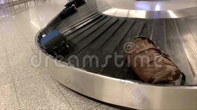 行李箱在机场行李提取室的传送带上滚动，旅行概念